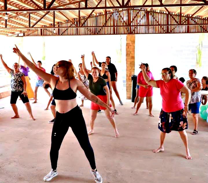 dança embaixo de uma estrura